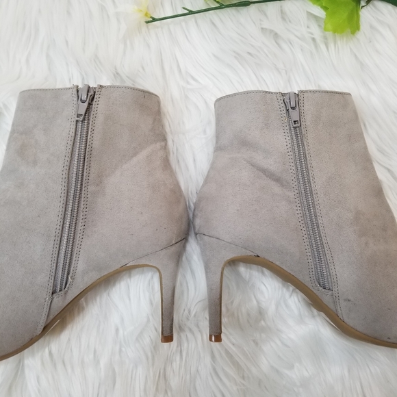EXPRESS Pointed Faux Suede Ankle Boots Light Gray Color SIZE 9. - Picture 7 of 16